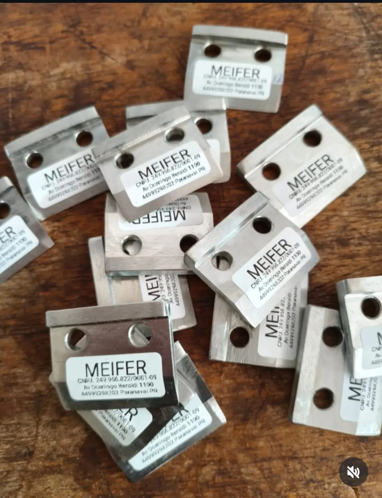 Lote de peças de aço com furação, etiquetadas pela Meifer